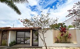 Casa com churrasqueira e piscina em Itanhaem